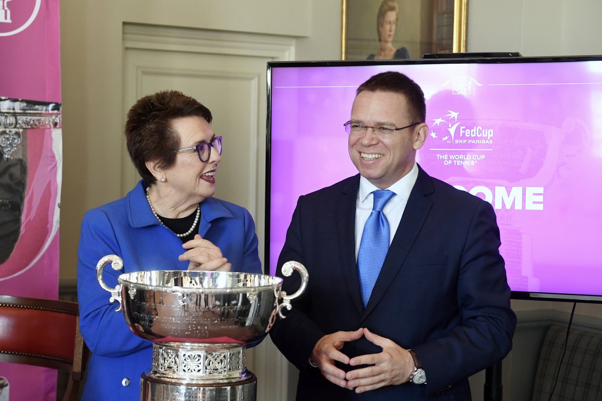 Billie Jean King legendás amerikai teniszező és Fürjes Balázs nemzetközi sportpályázatokért felelős kormánybiztos Londonban •  Fotó: MTI/Koszticsák Szilárd