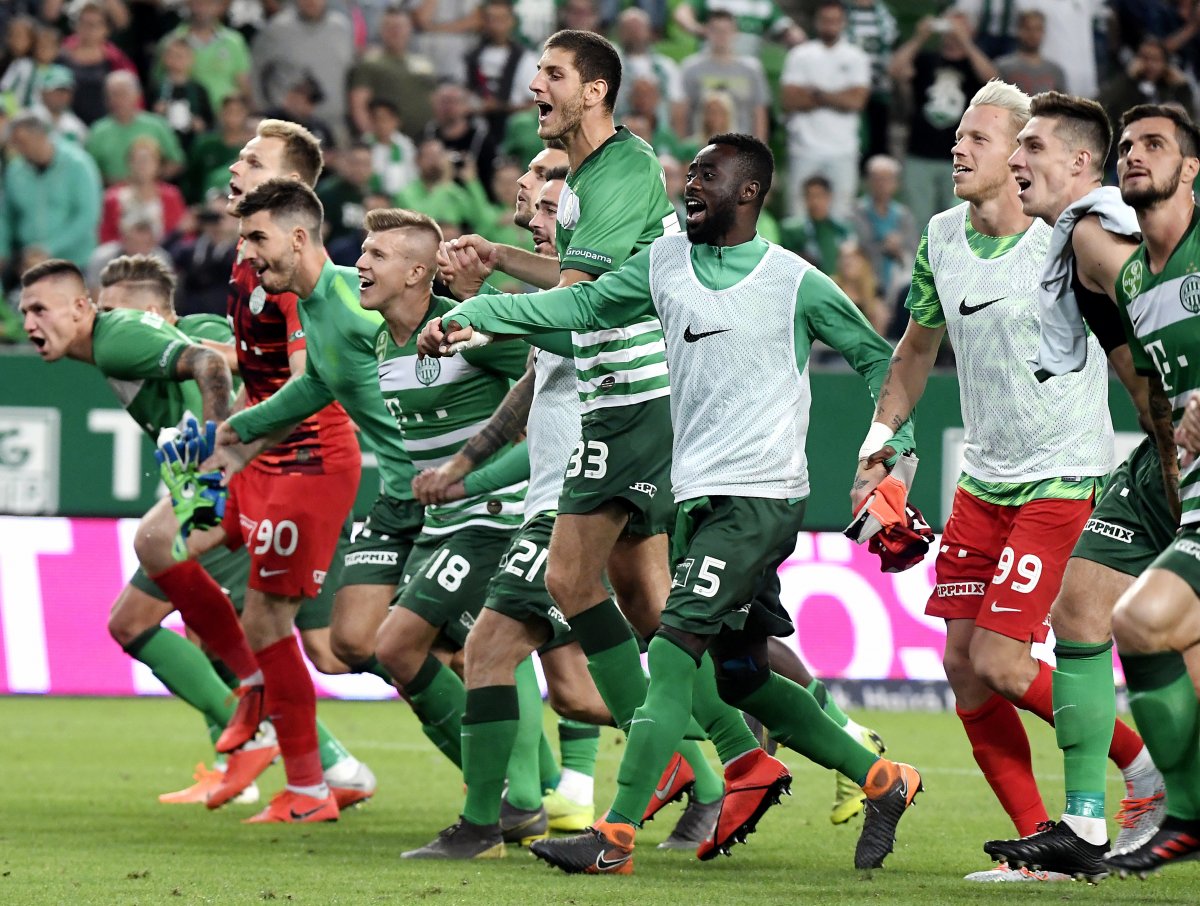 Ferencvárosi játékosok ünneplik a győzelmet •  Fotó: MTI/Koszticsák Szilárd