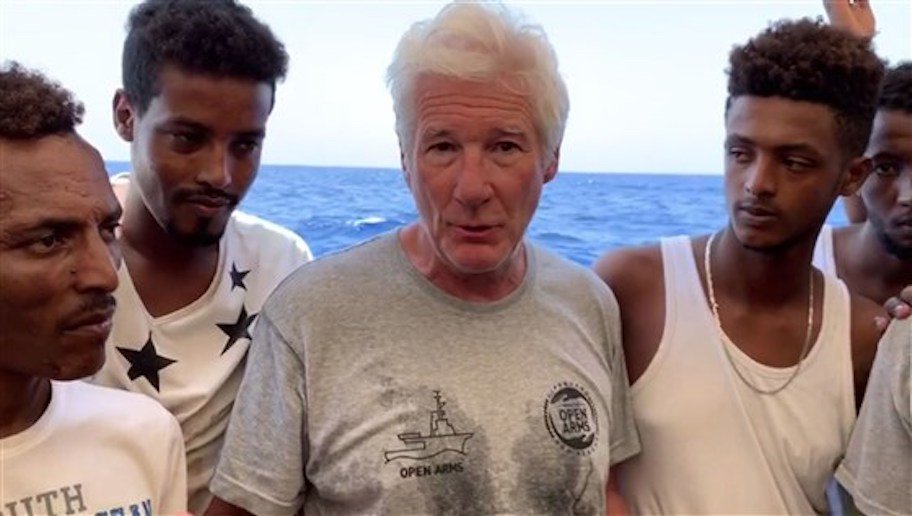 Richard Gere hollywoodi színész is pártfogásába vette a menekülteket, képünkön az Open Arms NGO-hajó fedélzetén •  Fotó: Képernyőkép-kivágás