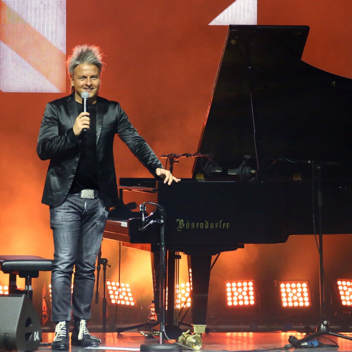 Havasi Balázsnak váradi koncertjén nélkülöznie kell a Bösendorfer cég máshol jól bevált zongoráját &bullet;  Fotó: Facebook / Havasi