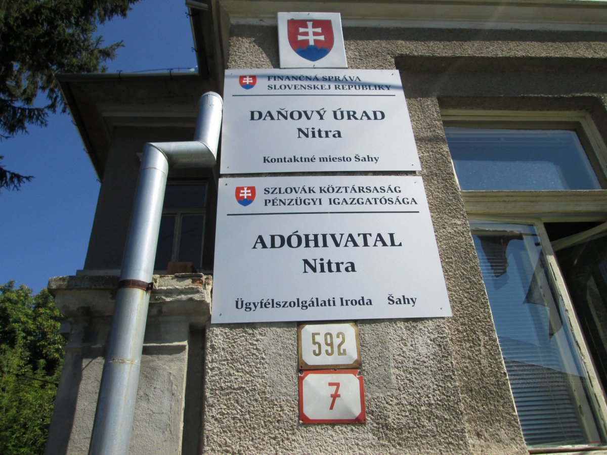 Szlovákiában a hivatalokat és intézményeket magyar nyelvű táblával is meg kell jelölni • Fotó: Csáky Károly - Felvidék.ma