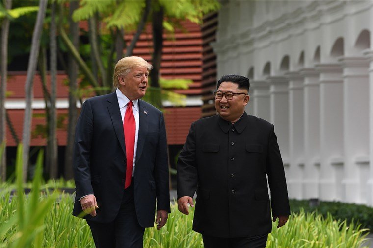 Közel a béke? Donald Trump és Kim Dzsong Un a demilitarizált övezetben • Fotó: NBC NEWS