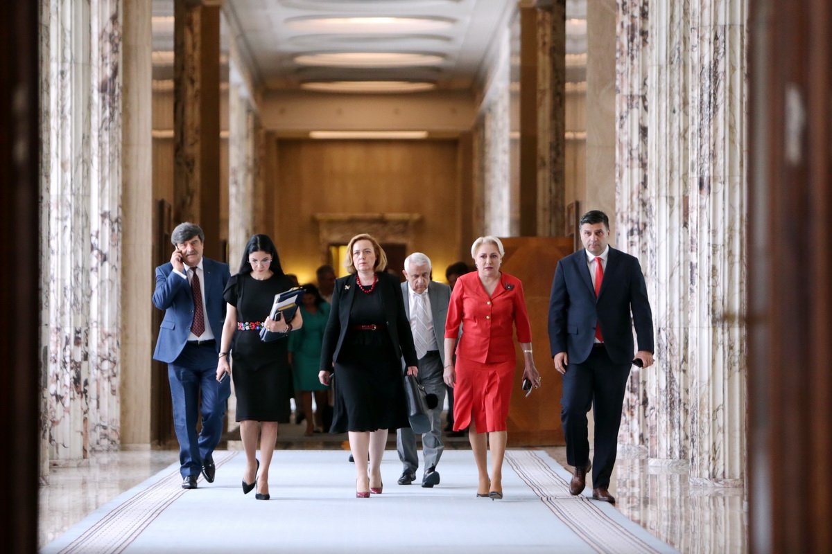 Viorica Dăncilă kormányfő (jobbról a második) Carmen Dan belügyminiszternek (jobbról a harmadik) is ajtót mutathat •  Fotó: Gov.ro