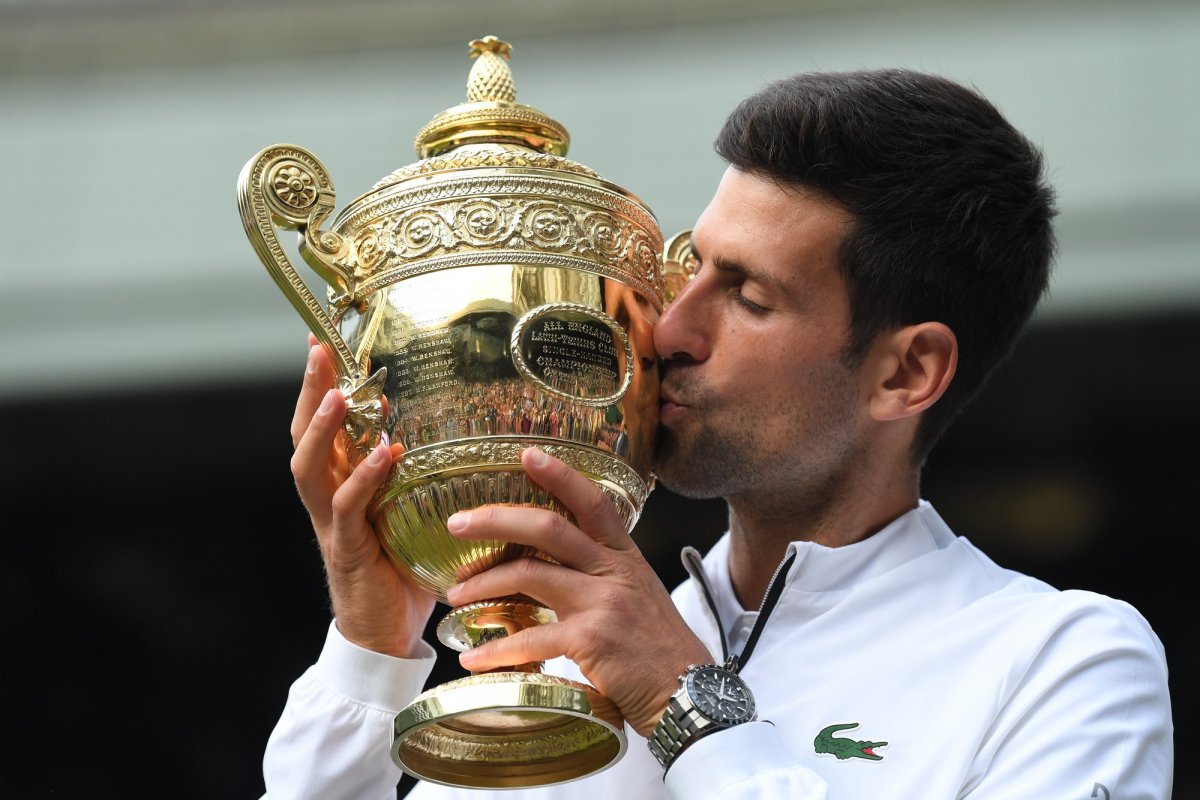 Trófeapuszi a győztestől •  Fotó: Wimbledon/Facebook