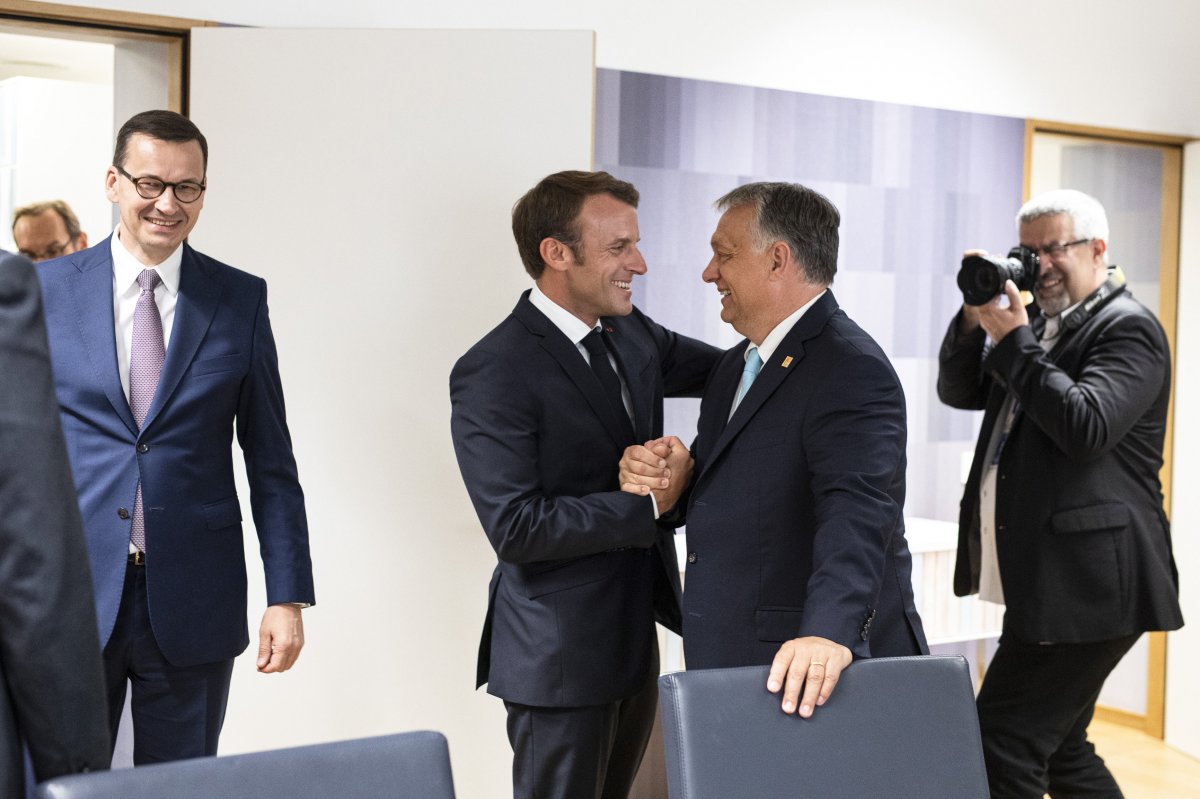 Orbán Viktor miniszterelnök és Emmanuel Macron francia elnök kezet fog a V4+Franciaország egyeztetésen az EU rendkívüli csúcsértekezlete előtt Brüsszelben &bullet;  Fotó: MTI/Miniszterelnöki Sajtóiroda/Szecsődi Balázs