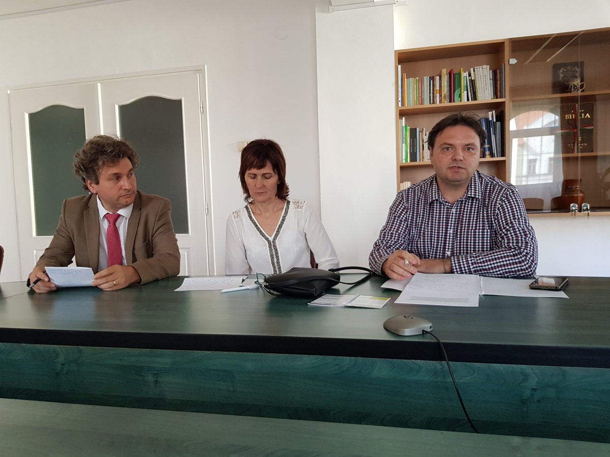 Szilágyi Ferenc szerint (jobbra) az MNB-ösztöndíj „sikerre predesztinálja” az egyetem hallgatóit • Fotó: Bálint Eszter