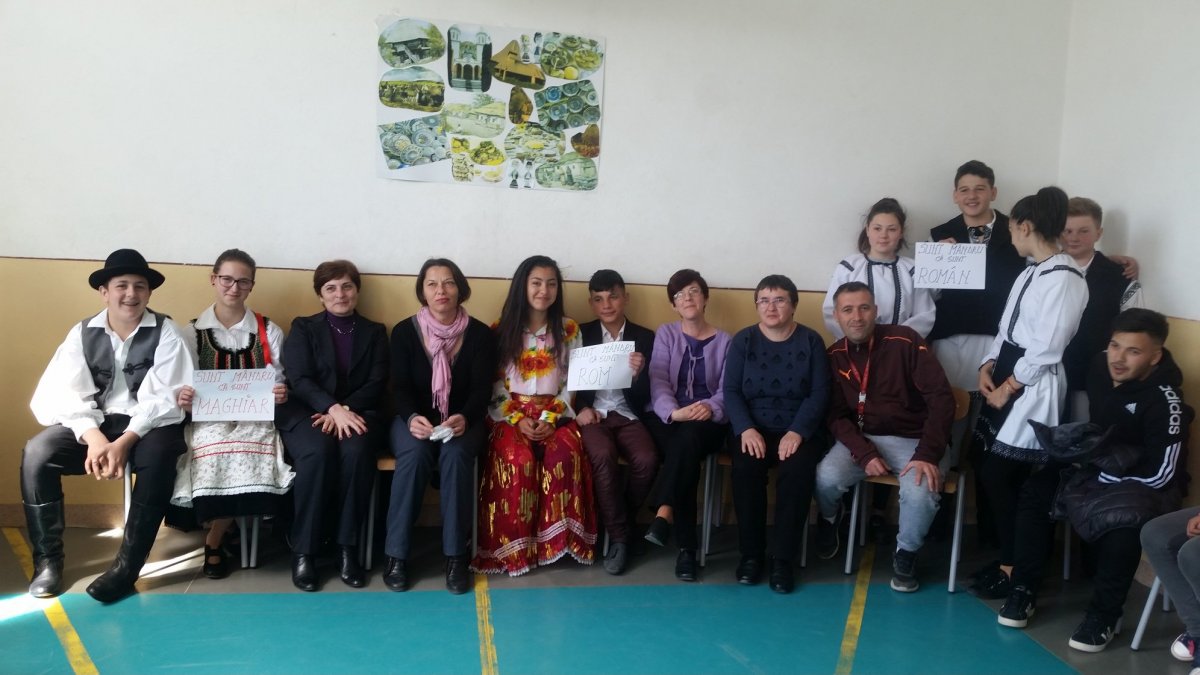 Megmutatják magukat. A székelykocsárdi általános iskola magyar, roma és román diákjai büszkén vállalják nemzeti hovatartozásukat •  Fotó: Facebook.com/Școala Gimnazială Simion Lazăr Lunca Mureșului