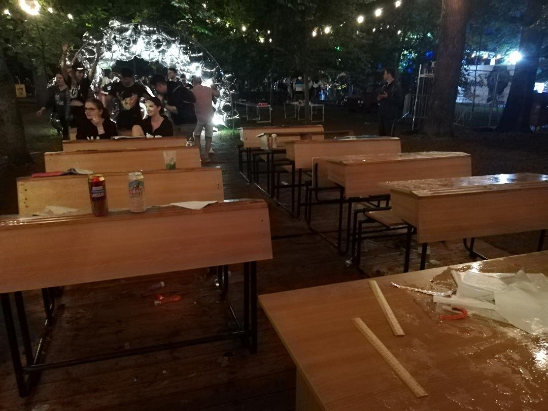 A rendszerváltás előtti időszakot idéző iskolapadok •  Fotó: Bede Laura