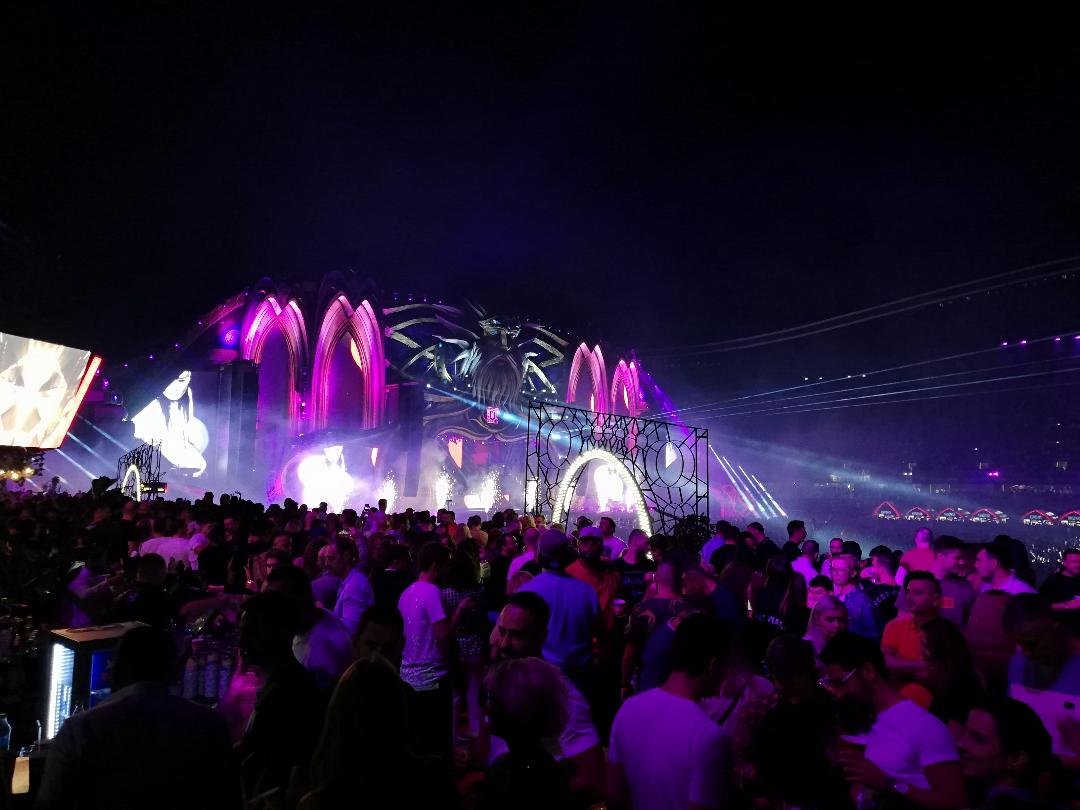 A VIP vendégek ugyanazt a színpadot látják, csak más szögből •  Fotó: Bede Laura