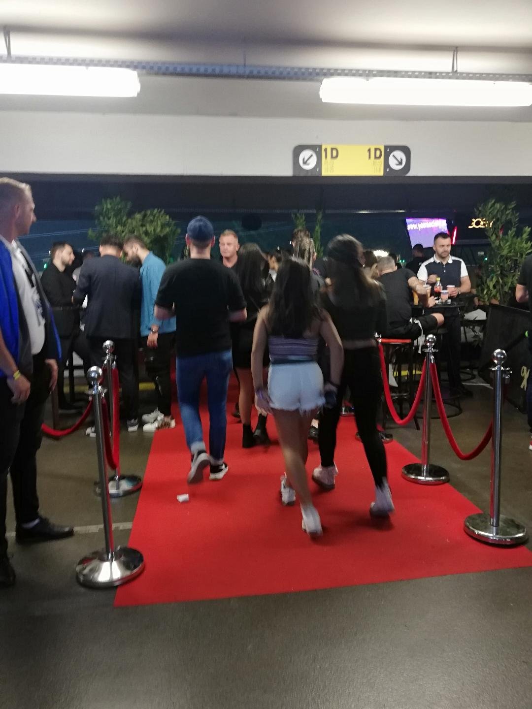 A VIP zónába vörös szőnyegen mehetnek be a drágább belépőt fizető fesztiválozók •  Fotó: Bede Laura