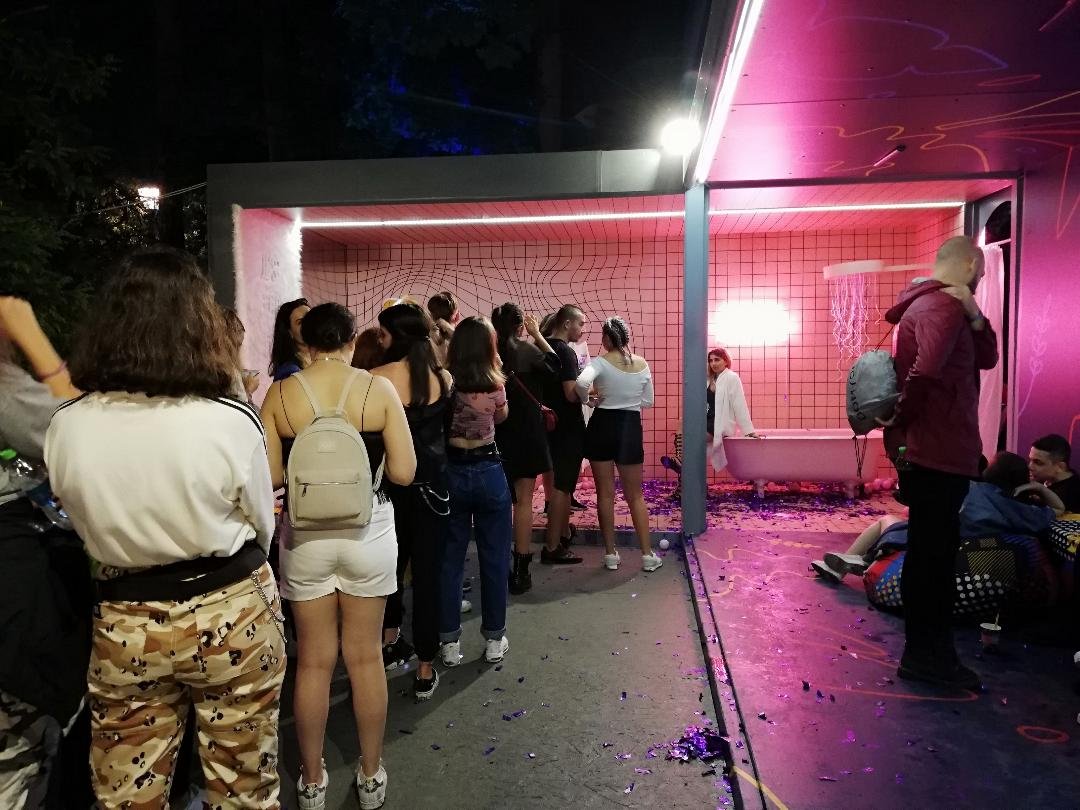 Még a fotózásért is nagy sorokat kellett kiállni •  Fotó: Bede Laura