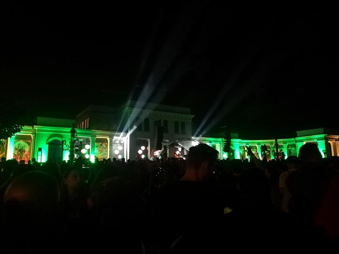 A Kaszinó előtt is egész éjjel szólt a zene •  Fotó: Bede Laura