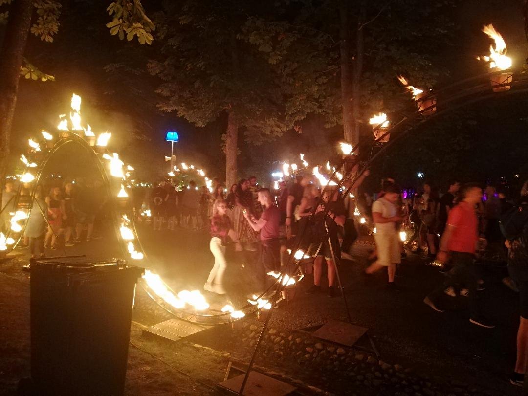 A sétatéri nagyparkot ezúttal tűzcserepekkel világították ki •  Fotó: Bede Laura