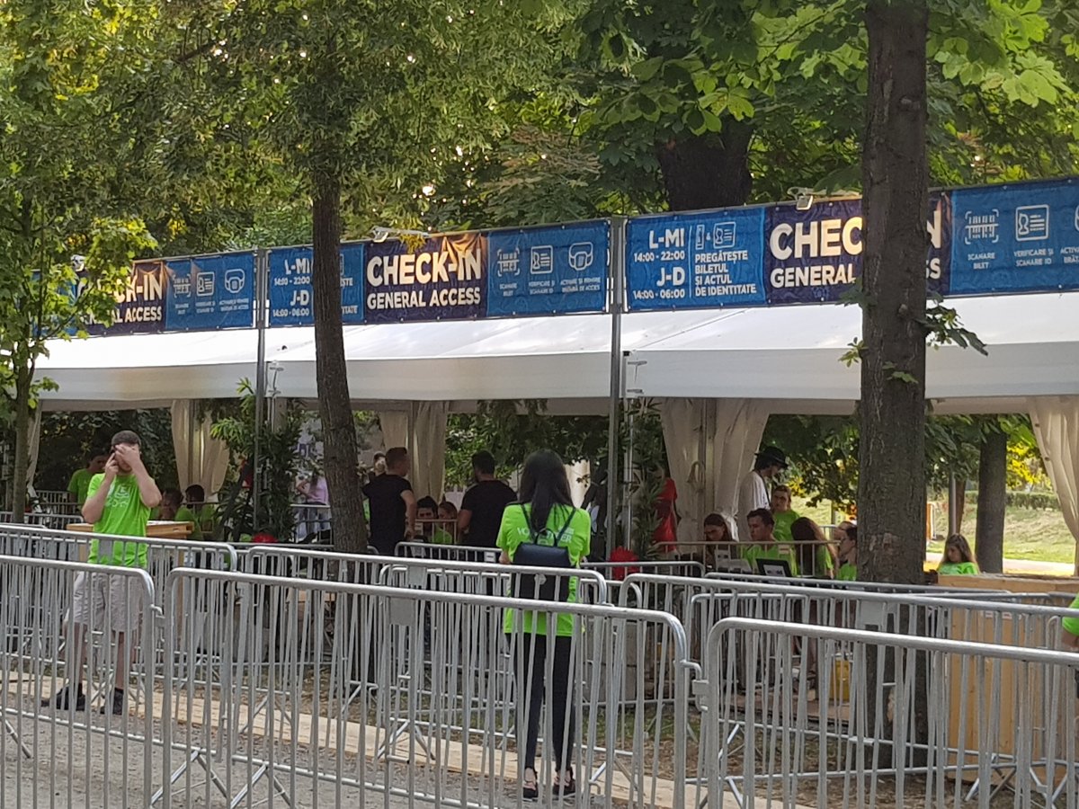 A Sétateret szinte teljes egészében körbefonták rácskordonnal •  Fotó: Rostás Szabolcs