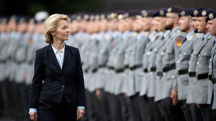 Miniszterből EB-elnök. Katonai fegyelmet hozhat az uniós végrehajtó hatalomba Ursula von der Leyen • Fotó: DPA