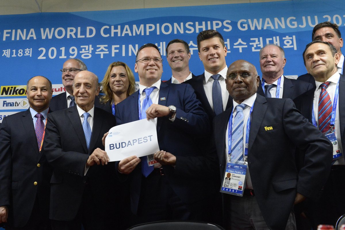 Julio Cesar Maglione, a Nemzetközi Úszó Szövetség (FINA) elnöke (balra) és Fürjes Balázs, a pályázat vezetője, Budapest fejlesztéséért és a nemzetközi sportpályázatokért felelős államtitkár Budapest felirattal a dél-koreai Kvangdzsuban •  Fotó: MTI/Kovács Tamás