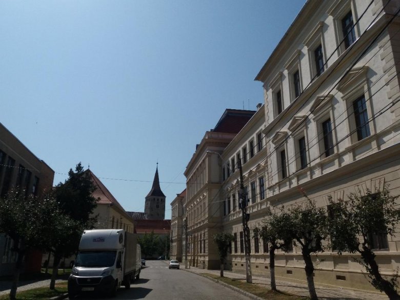 A Bethlen Gábor Kollégium főépülete háttérben a Nagyenyed központját uraló vártemplommalA •  Fotó: Pap Melinda
