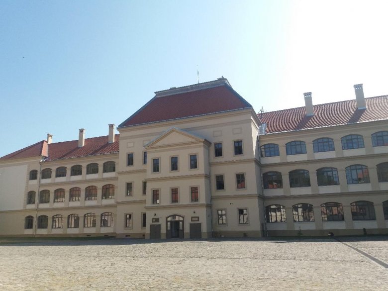 A felújított Bethlen Gábor Kollégium főépülete az iskola udvaráról •  Fotó: Pap Melinda