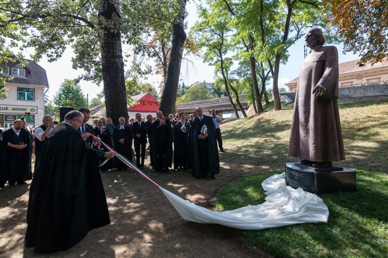 Felavatták Dávid Ferenc unitárius egyházalapító szobrát Sepsiszentgyörgyön