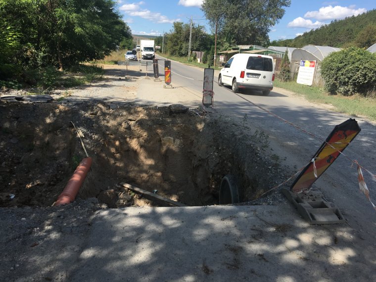 Útilaput kötöttek az útépítő talpára – Lakossági tiltakozás nyomán bontottak szerződést a komolytalan céggel Kolozs megyében