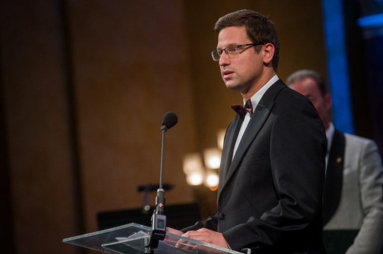 Gulyás Gergely miniszter nyújtotta át a Kincses Kolozsvár Egyesületnek odaítélt állami kitüntetést