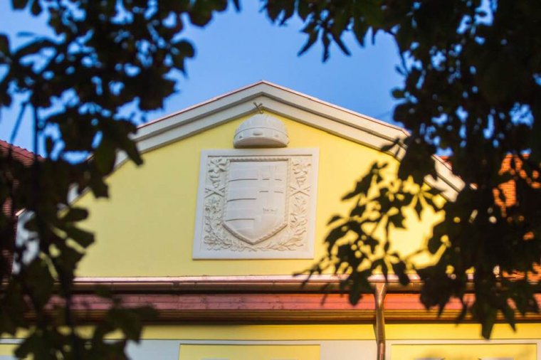 Újra díszeleg a magyar címer a sepsiszentgyörgyi iskola homlokzatán