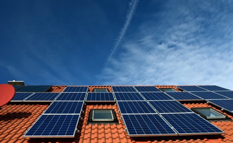 Sem viskókra, sem palotákra nem kéne az állam pénzén napelemet tenni az Intelligens Energia elnöke szerint
