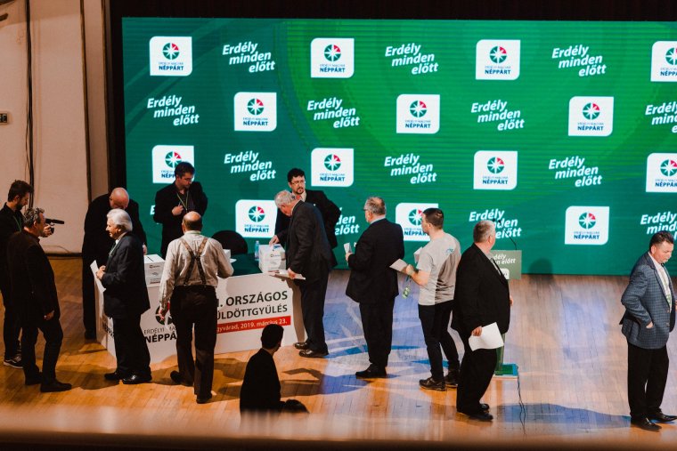 Fél évvel megválasztása után új tisztújító kongresszust hívott össze az EMNP elnöke