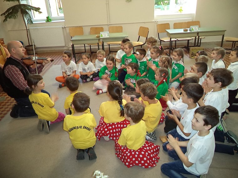 Peremre szorult magyar csoport: központi épületből városvégibe kénytelenek költözni a kolozsvári óvodások