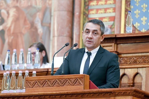 „Külhoni magyarnak lenni erőforrás, kiaknázásával versenyelőnyre lehet szert tenni”