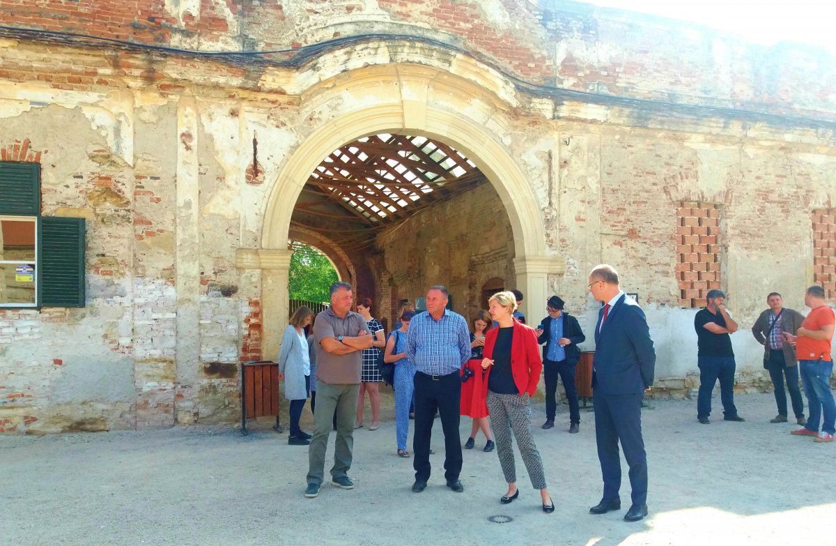 Látogatás a kastélyudvarban. &bullet;  Fotó: Pap Melinda