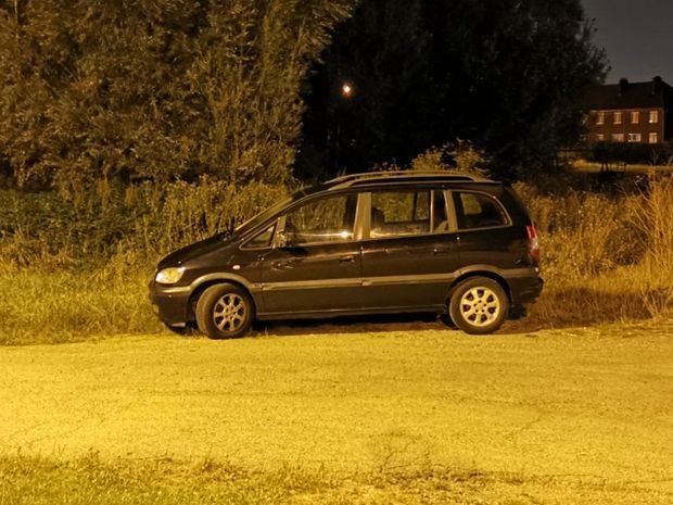A két áldozat gépkocsija a horgásztó közelében, Forchies-la-Marche település határában • Fotó: Dhnet.be