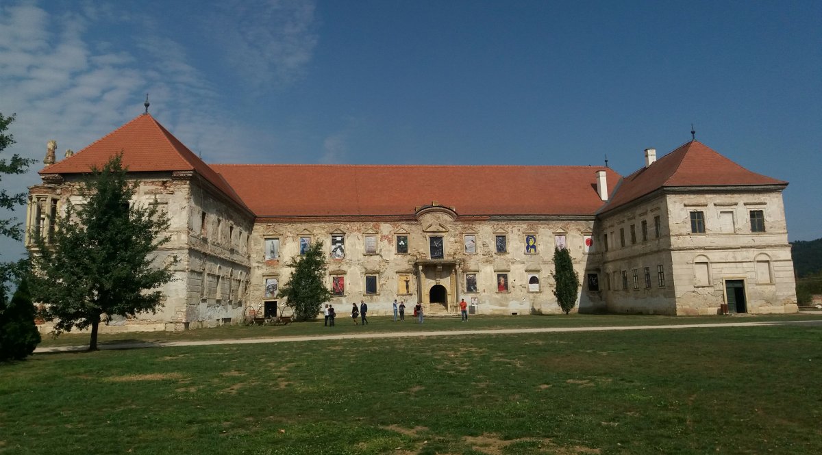 A helyreállításra váró főépület. &bullet;  Fotó: Pap Melinda