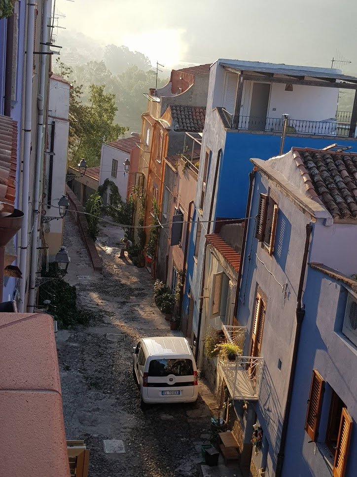 Szűk utcácska Bosa városában, a tangóharmonikás koncertjének és vitájának helyszíne •  Fotó: Kiss Judit