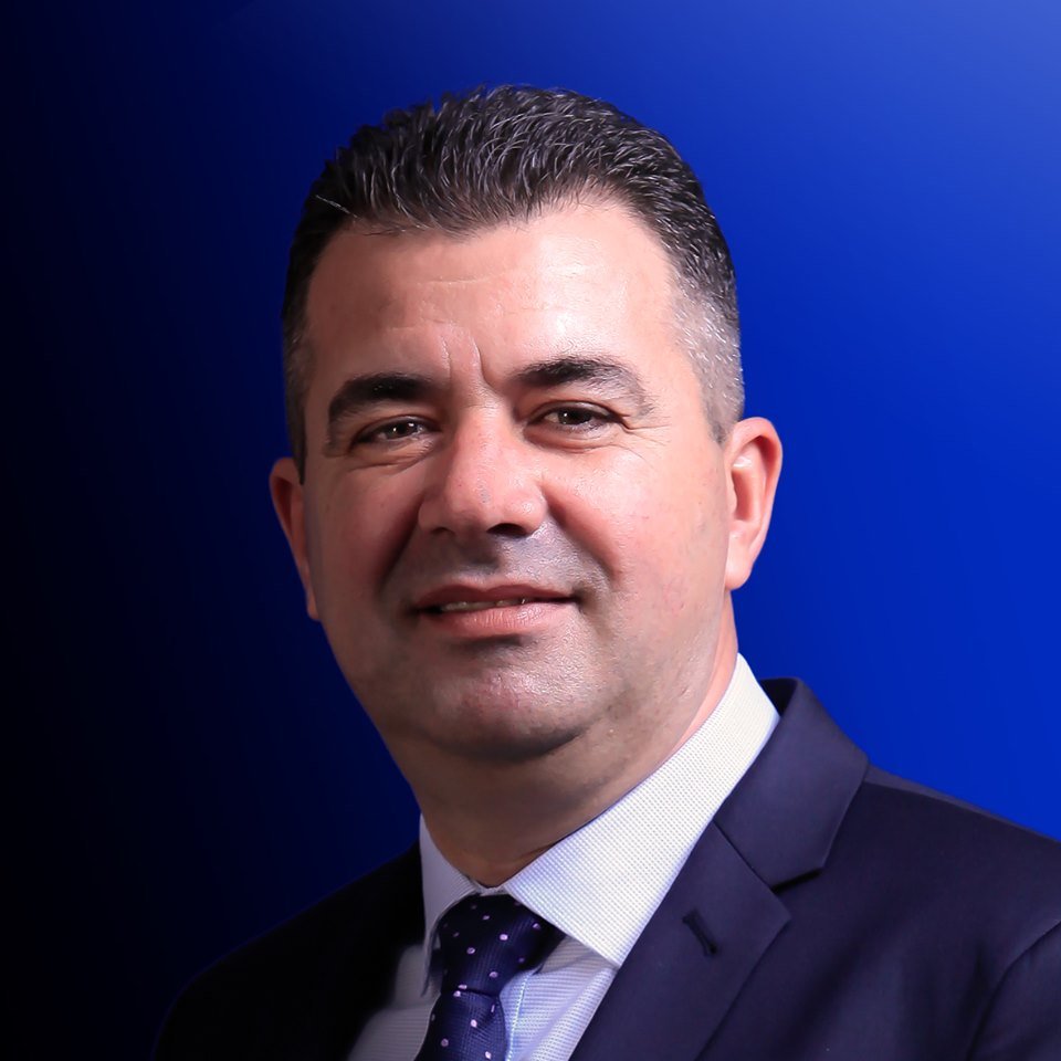 Idegen tollakkal ékeskedett. Carașol hamis egyetemi diplomát bemutatva helyezkedett el vezetői tisztségben •  Fotó: Facebok/Transelectrica