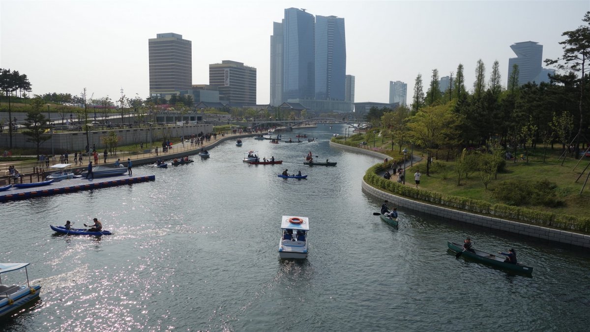 A Songdo központjában, a Central Parkban lévő tótól 15 perc alatt minden funkció (iskolák, munkahelyek, boltok) elérhető gyalog •  Fotó: Wikipédia/Ken Eckert