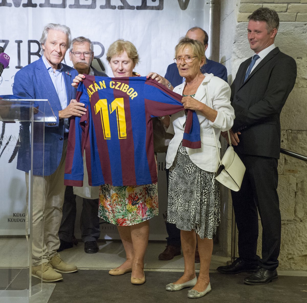 Ramón Alfonseda, a Barcelona egykori játékosa mezt ad át Czibor Zoltán lányainak, Erzsébetnek és Írisznek •  Fotó: MTI/Krizsán Csaba