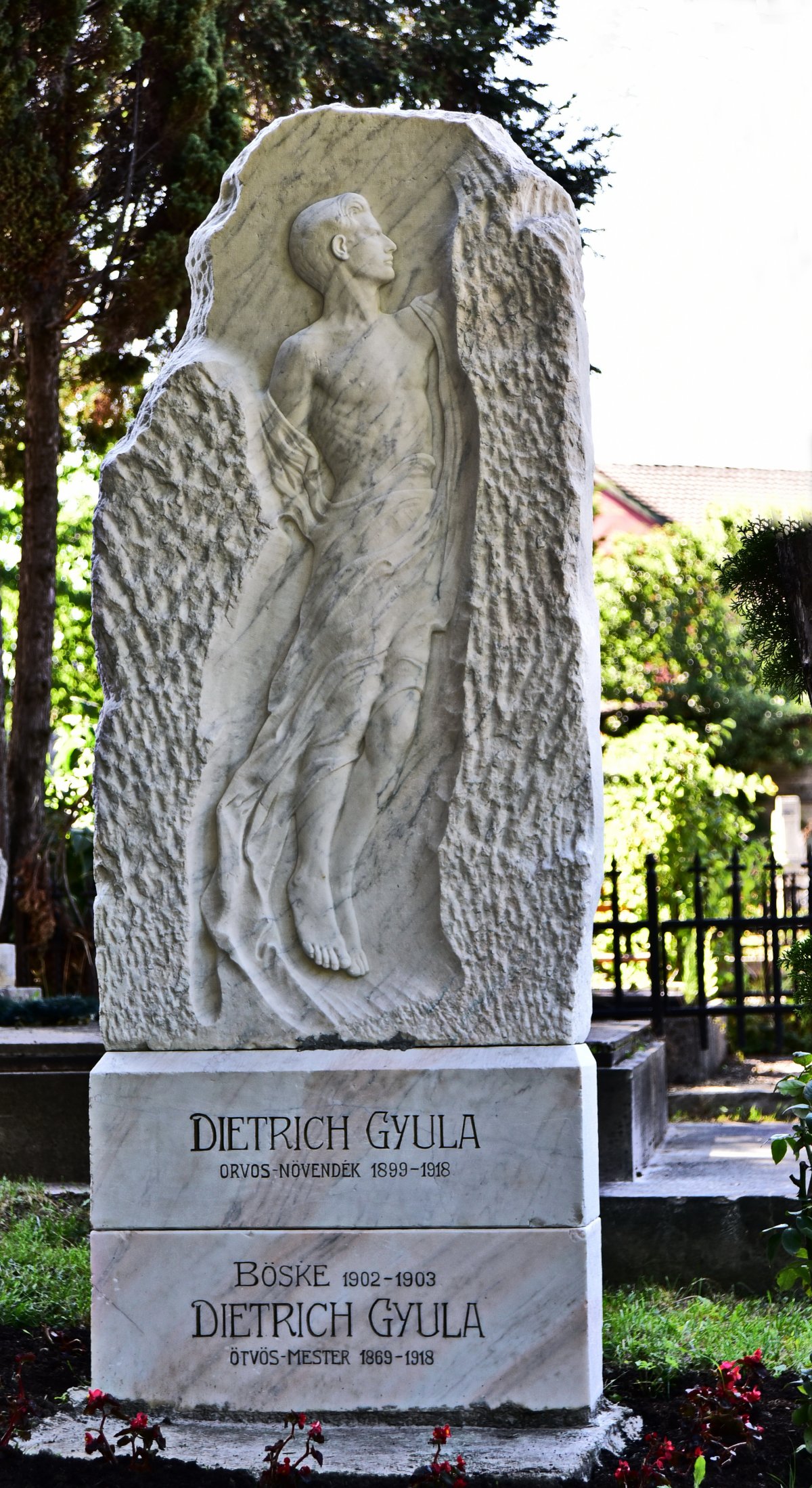 Dietrich Gyula orvostanhallgató angyalt ábrázoló síremléke &bullet;  Fotó: Házsongárd Alapítvány