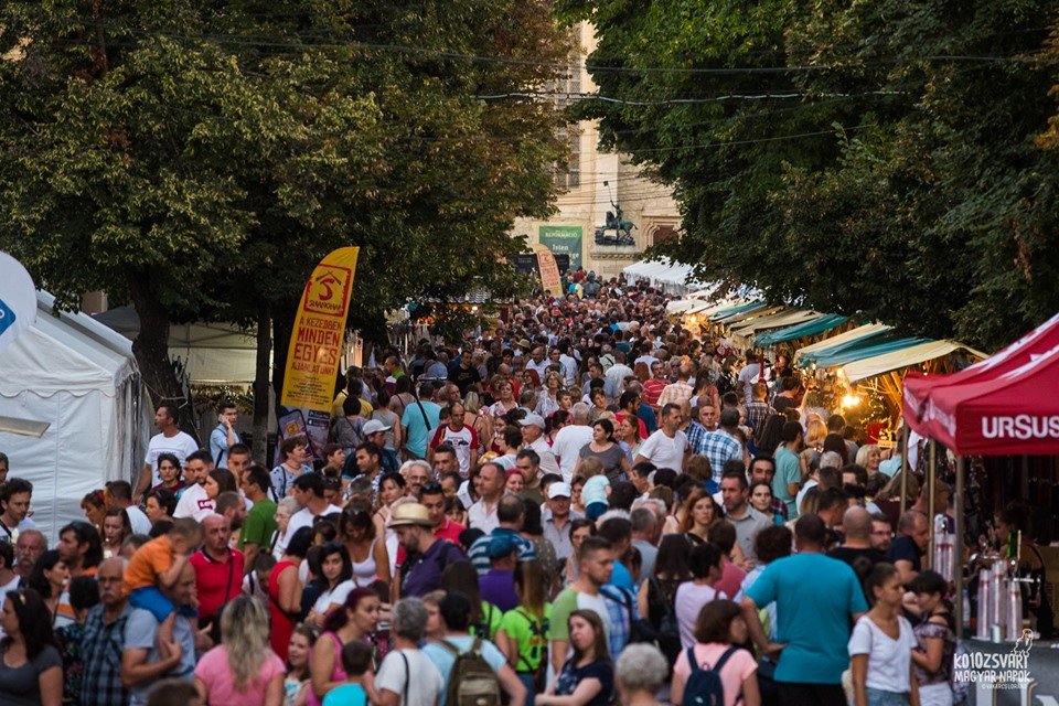 A Kolozsvári Magyar Napok fesztiválutcája immár teljes gőzzel működik •  Fotó: KMN