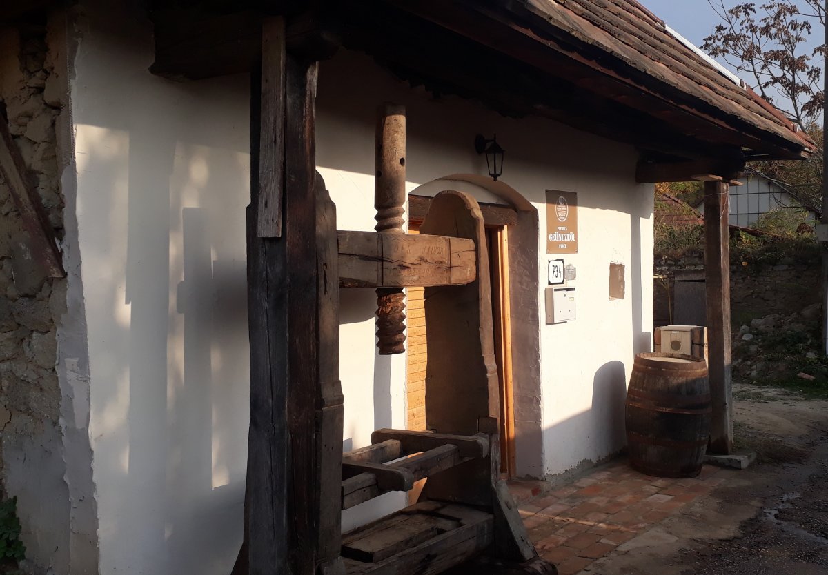 A Geönczeöl-pince bejárata a régi korok hangulatát idézi 