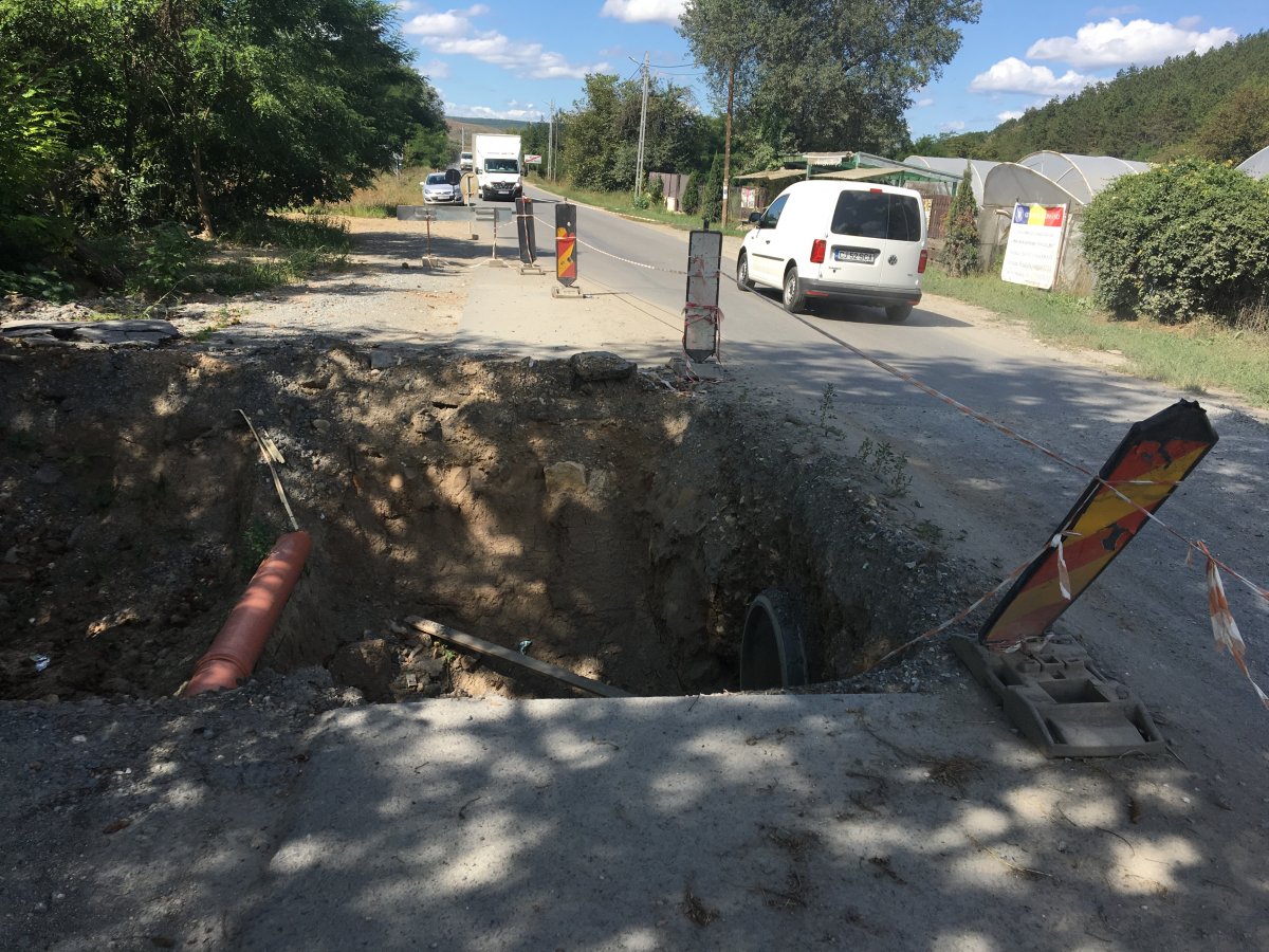 Úttalan utakon. A kivitelező által félbehagyott felújítás miatt az érintett települések lakói tüntetést fontolgatnak &bullet;  Fotó: Gazda Árpád