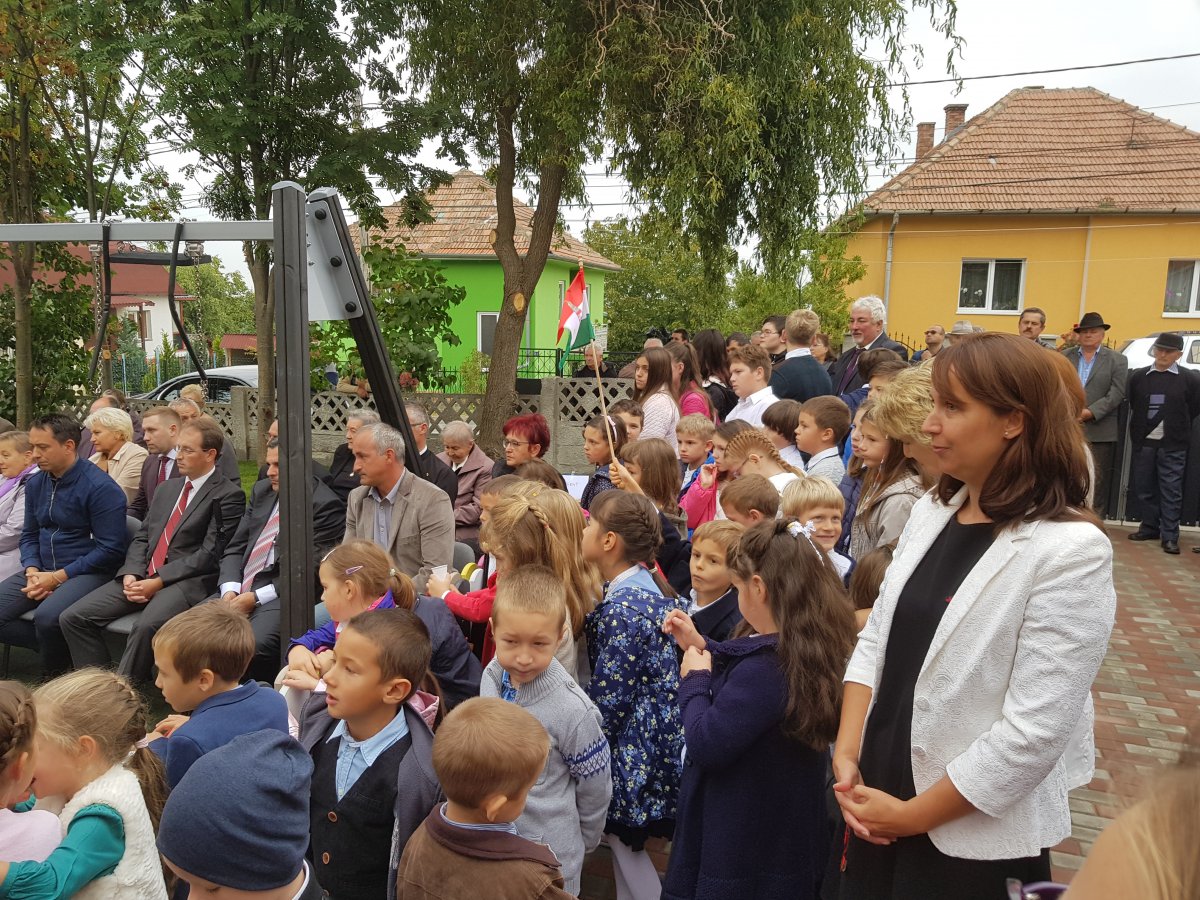 Magyar zászló is kézről kézre járt a gyerekek között •  Fotó: Páva Adorján