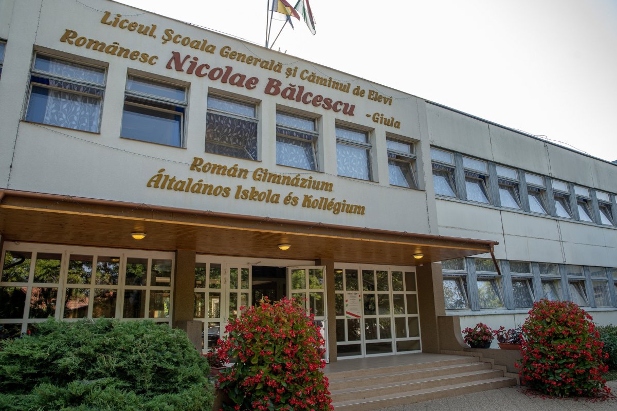 Nem félnek a kisebbségtől. A gyulai Nicolae Bălcescu Román Gimnázium, Általános Iskola és Kollégium megújult épülete •  Fotó: MTI/Rosta Tibor
