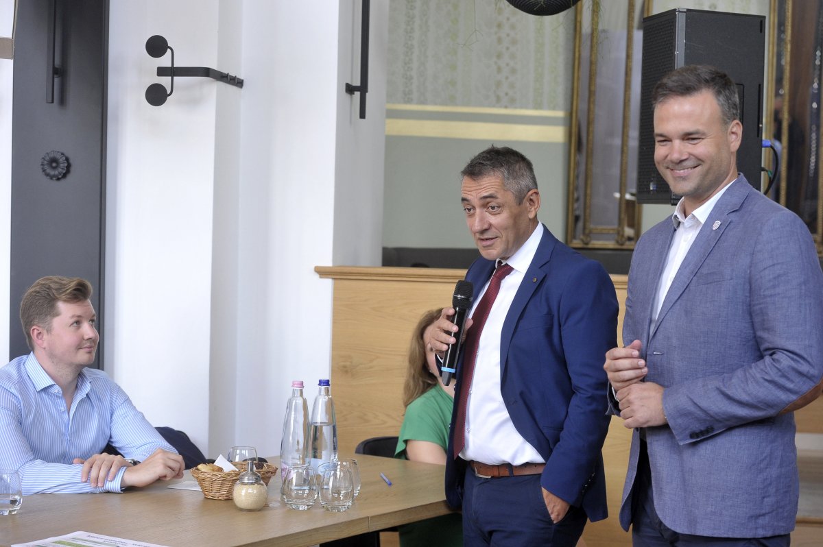 Potápi Árpád János államtitkár (mikrofonnal) és Erdélyi Rudolf Zalán, a Bethlen Gábor Alapkezelő Zrt. vezérigazgatója (jobbra) • Fotó: MTI/Kovács Attila