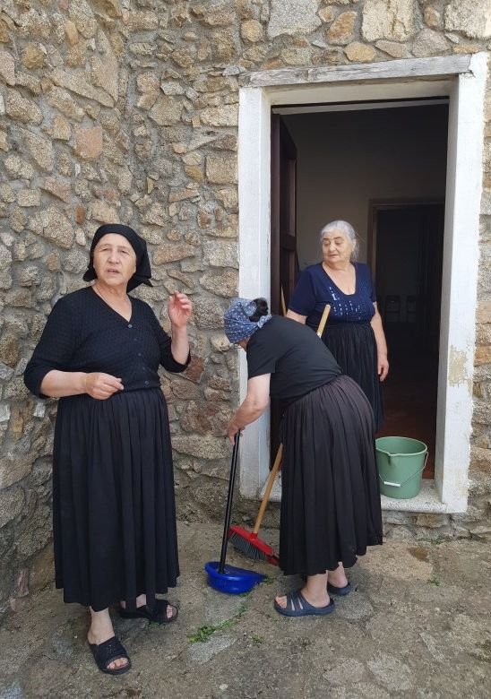 Az orgosolói templomnál takarító szárd asszonyok, akik süteménnyel kínáltak •  Fotó: Kiss Judit