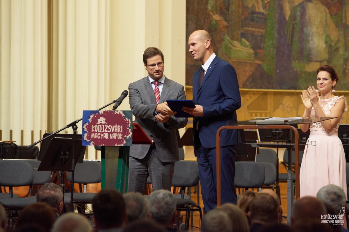 Gulyás Gergely (balra) kedden este átadta az idén alapított Kallós Zoltán Külhoni Magyarságért Díjat a Kolozsvári Magyar Napokat szervező Kincses Kolozsvár Egyesületnek &bullet;  Fotó: KMN