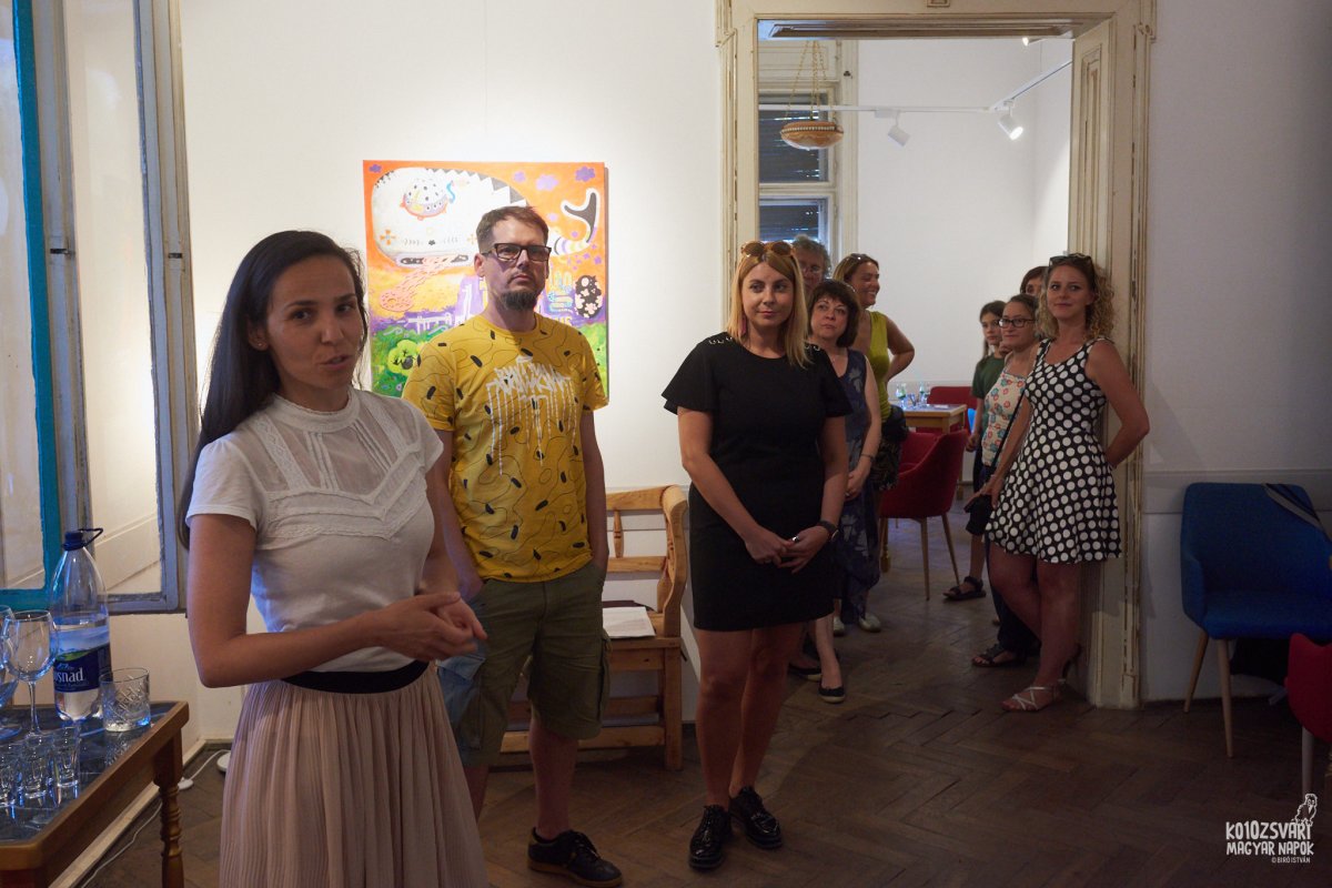 Előtérben Zakariás Ágota, Szentes Zágon és Molnár Emese a kolozsvári L`Autre Caféban látogatható tárlat megnyitóján •  Fotó: Biró István/Kolozsvári Magyar Napok