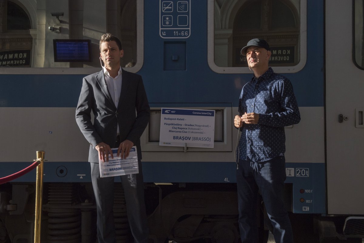Loppert Dániel (balra) és Vujity Tvrtko a Brassóba közlekedő Hargita IC egyik vasúti kocsija előtt a Keleti pályaudvaron • Fotó: MTI/Máthé Zoltán