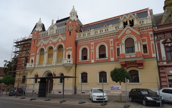 A tavaly leégett, jelenleg felújítás alatt álló görögkatolikus püspöki palotát is az ifjabb Rimanóczy tervezte •  Fotó: Oradea.ro