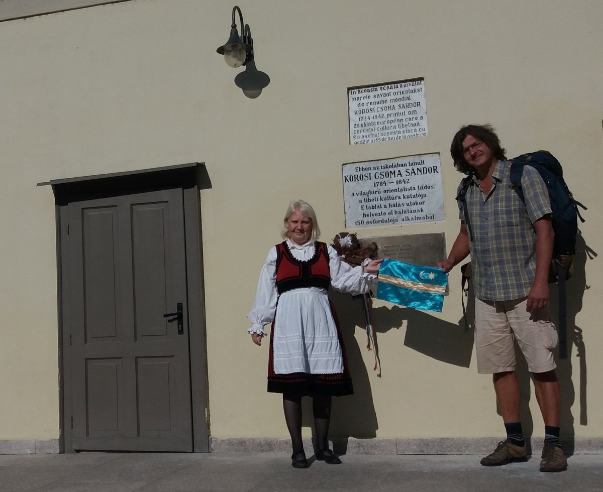 Pengő Zoltán a nagyenyedi Bagolyvár falán található Kőrösi-emléktábla elől indult el 7000 kilométeres gyalogútjára • Fotó: Pap Melinda